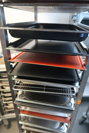 Stikvogn med kantiner og bageplader