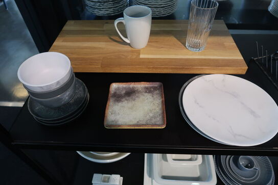 Fade, glasflasker, brødrister, skåle m.m.