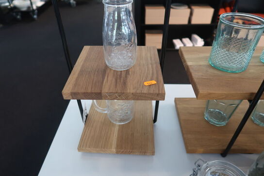 Opsatse med dispenser, glas og flasker