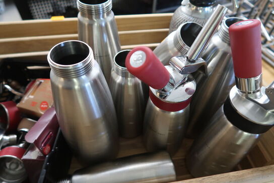 Kasse med sodasifonflasker