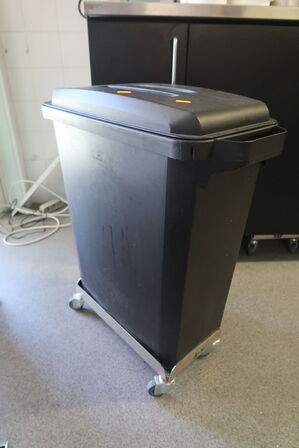 Beholder 60 ltr plast sort emed låg (Brugt) med vogn