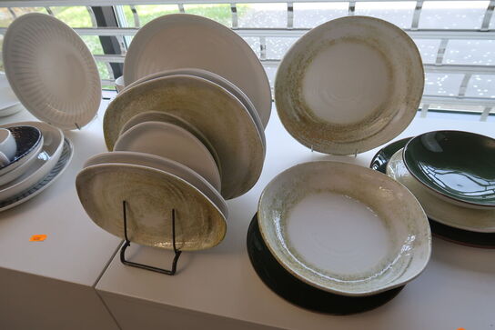 71 stk. tallerkener, kopper, fade m.m. CHURCHILL