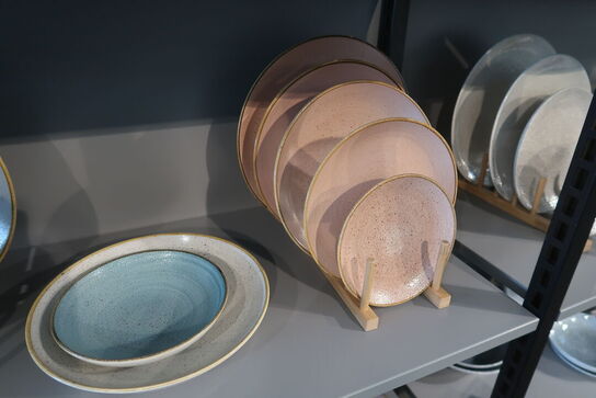 137 stk. tallerkener, kopper, skåle, kander m.m. CHURCHILL