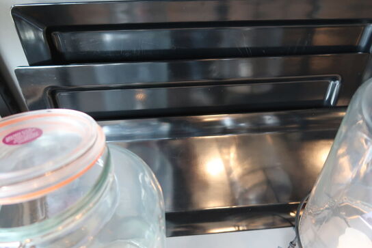 Dispensere med taphane, låg, ur og fade