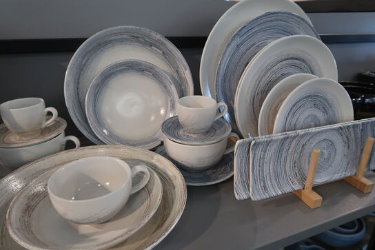 179 stk. tallerkener, kopper, skåle, kander m.m. CHURCHILL