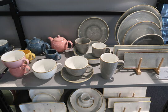 165 stk. tallerkener, kopper, skåle, kander m.m. CHURCHILL