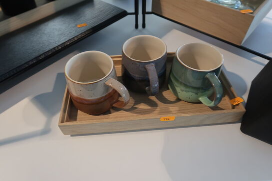 Opsats med kopper, kander, glas m.m.