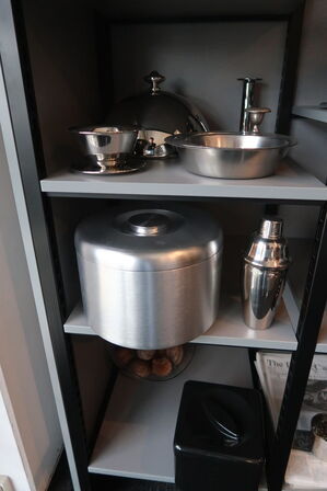 Isspande, lysestager, skåle m.m.