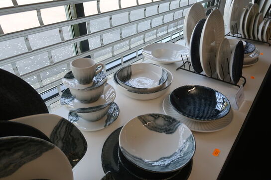 71 stk. tallerkener, kopper, fade m.m. CHURCHILL