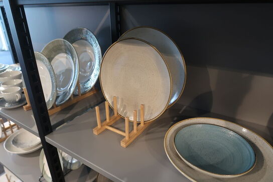 137 stk. tallerkener, kopper, skåle, kander m.m. CHURCHILL