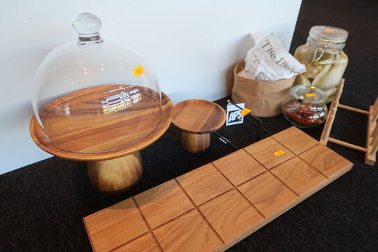 Kageopsats, skærebræt, glas m.m.