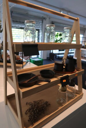 Opsats med glas, minipander, mælkekande m.m.