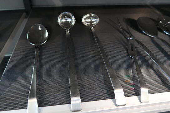 30 stk. tænger, kagespader, sovseskeer, madpincetter m.m.