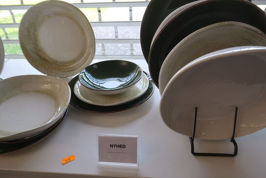 71 stk. tallerkener, kopper, fade m.m. CHURCHILL