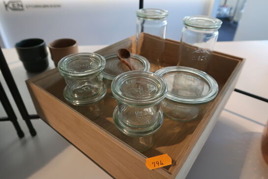 Opsats med kopper, kander, glas m.m.