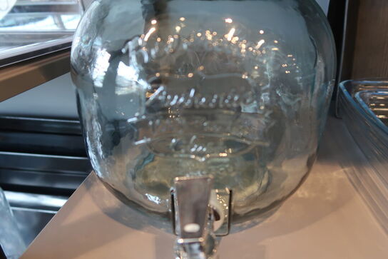 Dispensere med taphane, tallerkener og fade