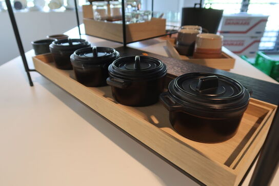 Opsats med kopper, kander, glas m.m.