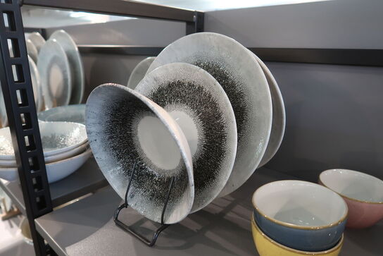 165 stk. tallerkener, kopper, skåle, kander m.m. CHURCHILL