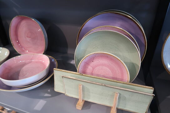 165 stk. tallerkener, kopper, skåle, kander m.m. CHURCHILL