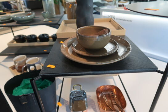 Opsats med kopper, kander, glas m.m.