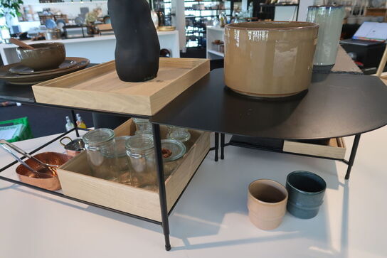 Opsats med kopper, kander, glas m.m.