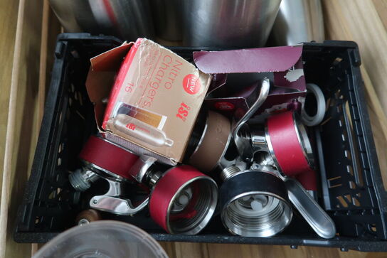 Kasse med sodasifonflasker