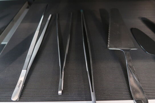 30 stk. tænger, kagespader, sovseskeer, madpincetter m.m.