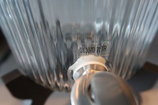 Dispensere med taphane, tallerkener og fade