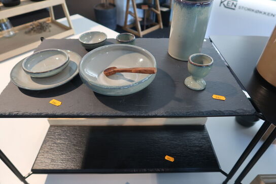 Opsats med kopper, kander, glas m.m.