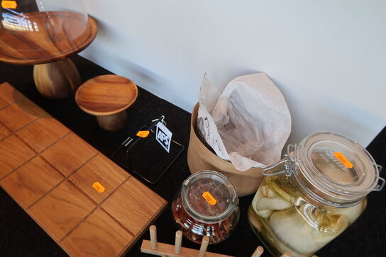 Kageopsats, skærebræt, glas m.m.