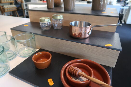 Opsatse med kander, glas m.m.