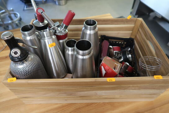 Kasse med sodasifonflasker