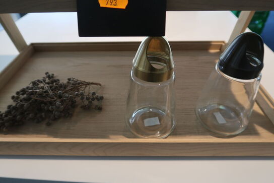 Opsats med glas, minipander, mælkekande m.m.