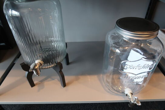 Dispensere med taphane, tallerkener og fade