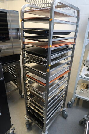 Stikvogn med kantiner og bageplader