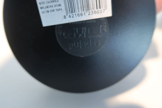 Opsats med kopper, kander, glas m.m.