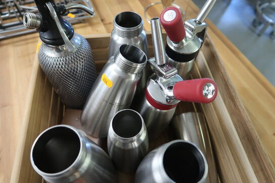 Kasse med sodasifonflasker