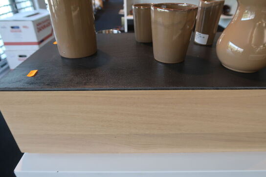 Opsatse med kander, glas m.m.