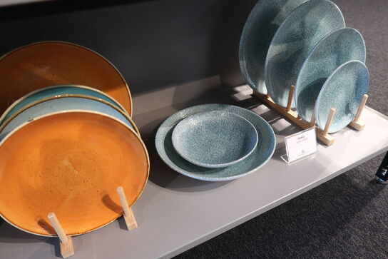 137 stk. tallerkener, kopper, skåle, kander m.m. CHURCHILL