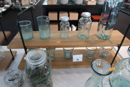 Opsatse med dispenser, glas og flasker