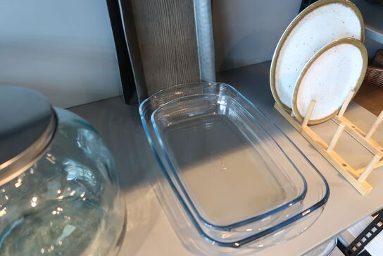 Dispensere med taphane, tallerkener og fade