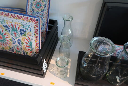 Kasser, bakker, tallerkener, glasflasker m.m.