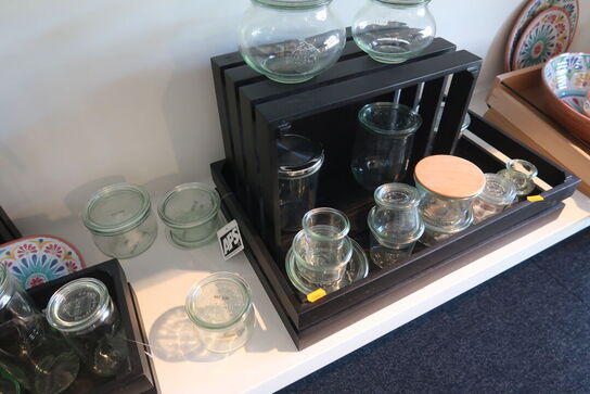 Kasser, bakker, tallerkener, glasflasker m.m.