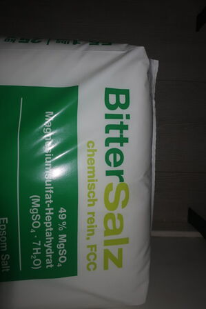 3 stk. sække med salt a. 25 kg.