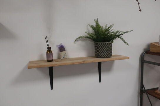 Hylder med indhold / gren m.m.