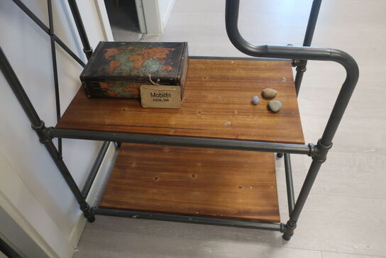 Reol med indhold / hylder med indhold / plante m.m.