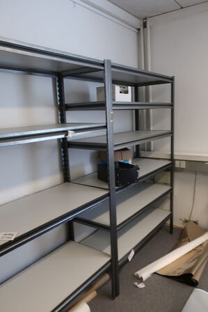 Lagerreol uden indhold
