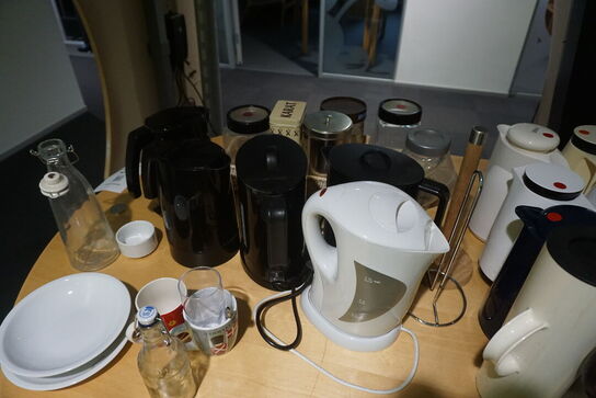 Indhold på bord af diverse kaffekander mv. 