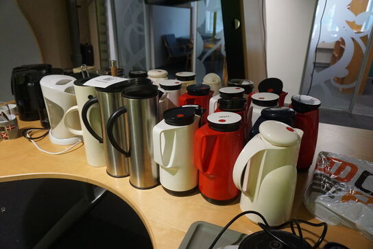 Indhold på bord af diverse kaffekander mv. 