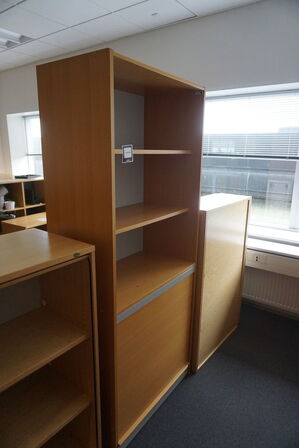 4 stk. reoler + bord 